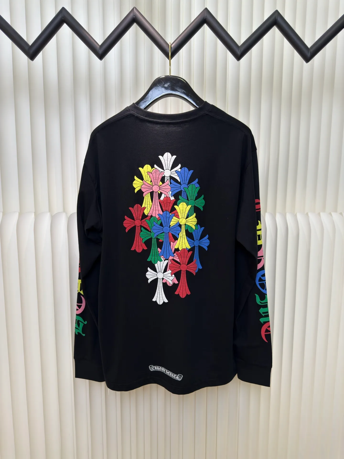 P300 Chrome Heart Miami limited color cross long sleeves. The fabric is made of 26-woven 220g cotton. The printing uses high-temperature ink printing technology, and the color of the printing area is extremely complex. Size S M L